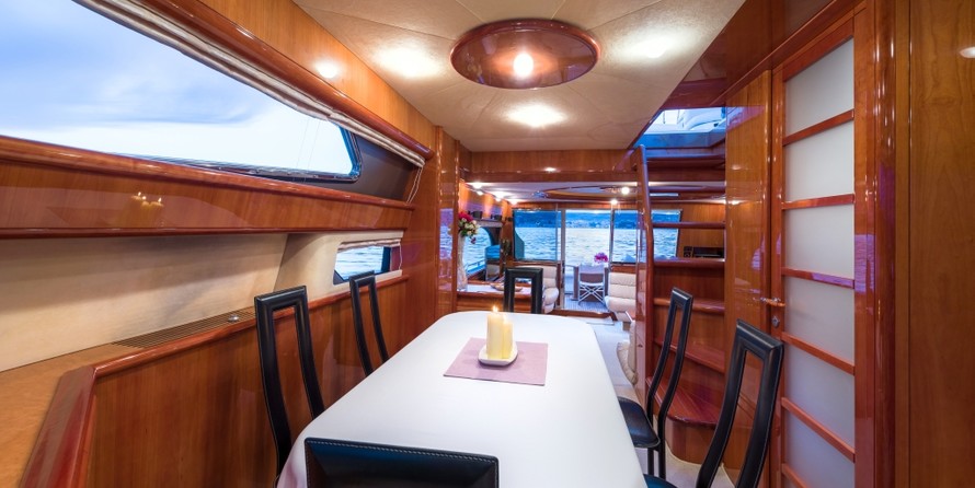 Ferretti 730