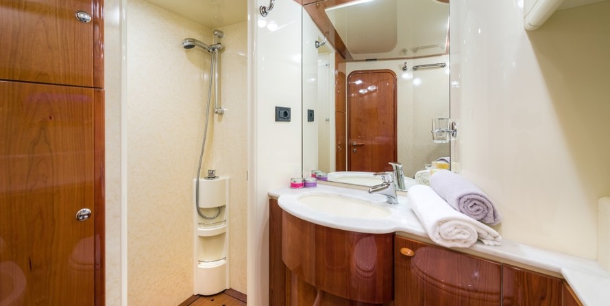 Ferretti 730