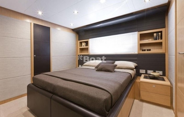 Ferretti 800