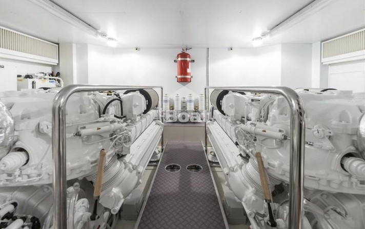 Ferretti 870